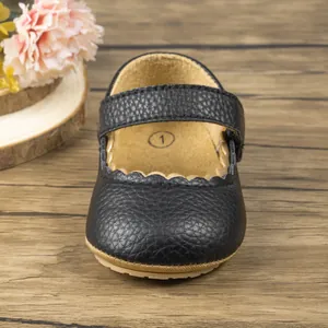 Vooraanzicht van zwarte baby prinsessenschoenen met geschulpte rand en rubberen zool