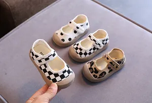 Détails des chaussures Mary Jane pour bébé aux motifs damier, pois et léopard