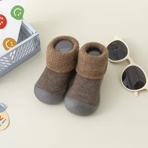 Detailansicht warmer Baby-Schneesocken-Schuhe mit rutschfester Gummisohle
