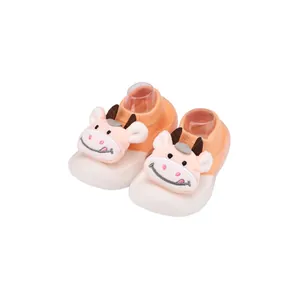 Details der Babyschuhe mit niedlichem 3D-Cartoon-Kuh-Design und rutschfester Sohle.