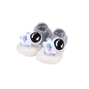 Detailansicht von Baby-Socken-Laufschuhen mit 3D-Cartoon-Astronauten und rutschfester Sohle