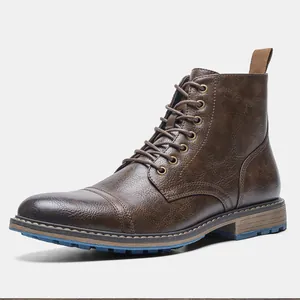 Vista detallada de botas Martin de cuero texturizado marrón con diseño clásico de cordones