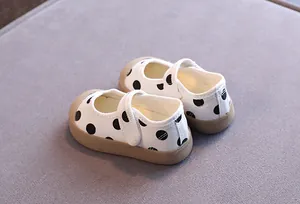 Vue détaillée des chaussures pour bébé à pois avec semelles souples antidérapantes style Mary Jane