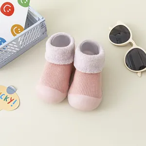 Weiche rosa Baby-Lauflernschuhe mit Gummisohle und warmem Strickfleecefutter für den Winter
