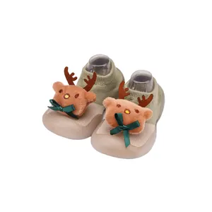 Detailansicht der Baby-Laufsocken mit süßer 3D-Cartoon-Rentier-Plüschdekoration.