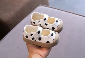 Vue détaillée de chaussures de marche pour bébés à pois avec semelles en caoutchouc souple