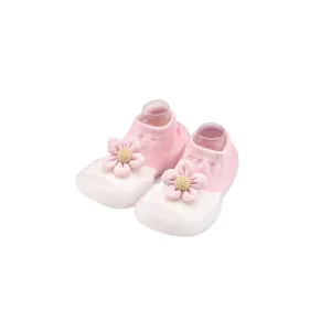 Makrodetail rosa Strick-Babysöckchen mit süßem 3D-Punkt-Blumendesign und Gummisohle