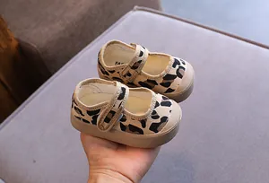 Chaussures Mary Jane pour tout-petits avec imprimé léopard et semelle souple antidérapante.