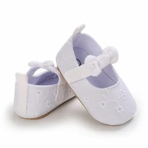Zapatos de princesa blancos para bebé con elegante bordado floral y lazo decorativo