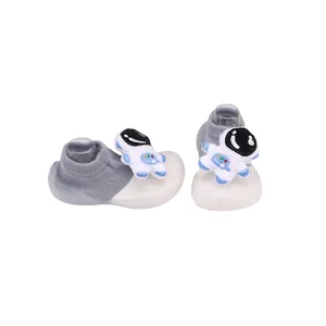 Detailansicht der weichen Baby-Söckchenschuhe mit süßem 3D-Astronauten und Rutschsohle.