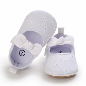 Elegantes zapatos de princesa blancos para bebé niña con bordado floral y lazo suave