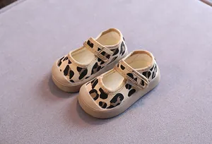 Gros plan de chaussures de marche pour bébé à motif léopard avec une semelle souple