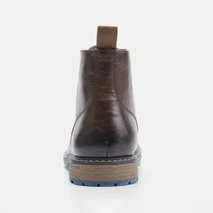 Vista posterior detallada de botas de trabajo de cuero marrón para hombres con suela azul