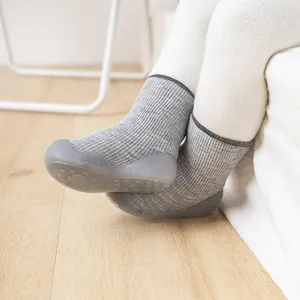Graue Strick-Babysocken-Schuhe mit rutschfester Gummisohle für Krabbeln und erste Schritte