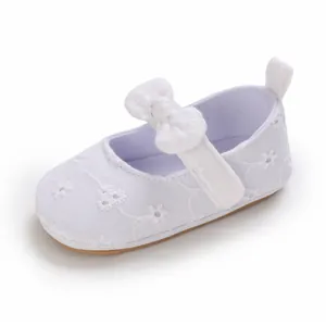Detalle de zapato de princesa blanco para bebé con bordado floral y suela blanda