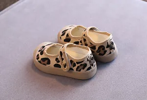 Vue détaillée de chaussures de marche bébé à motif léopard avec semelle souple antidérapante