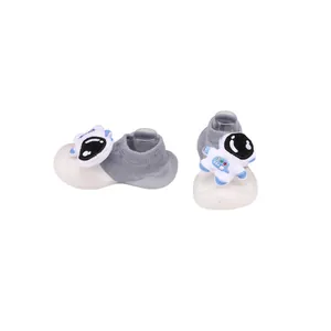 Detailansicht grauer Babysocken-Schuhe mit 3D-Astronauten-Plüsch und weißer Gummisohle
