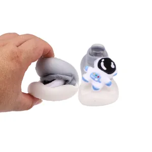 Detailaufnahme, die die überlegene Flexibilität und weiche Gummisohle von Babysocken zeigt.