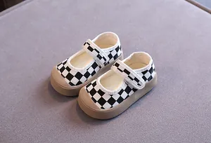 Vue détaillée de chaussures de marche bébé à damier avec semelle en caoutchouc souple antidérapante