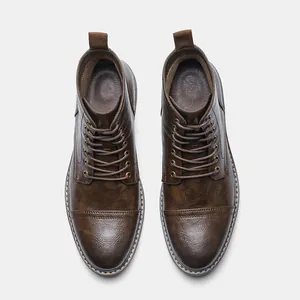 Vista superior de las clásicas botas de trabajo de piel sintética marrón para hombre