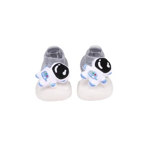 Detailansicht grauer Babysocken-Schuhe mit niedlichen 3D-Astronauten-Puppen und weichen Sohlen