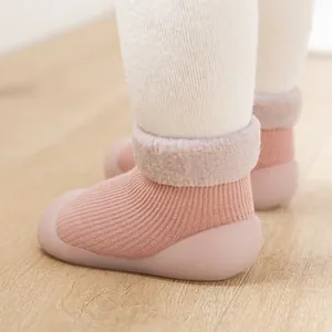 Detail von rosa Baby-Schneesocken-Schuhen mit kuscheligem Plüschfutter und Gummisohle.