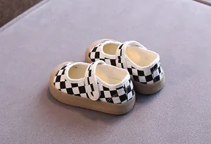 Vue détaillée des chaussures Mary Jane pour bébé à damier avec semelles en gomme souple