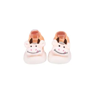 Vorderansicht orangefarbener Baby-Lauflernschuhe mit niedlichem 3D-Cartoon-Kuh-Design