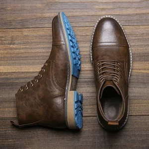 Vista detallada de botas Martin marrones para hombre con suelas de goma azul únicas.