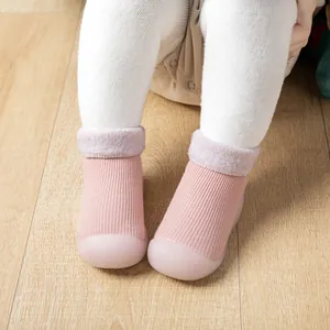 Detail von rosa gestrickten Baby-Schneesocken-Schuhen mit warmem Fleecefutter