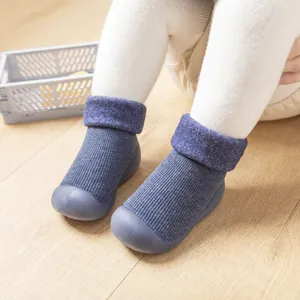 Blaue Strick-Lauflernschuhe für Babys mit weicher Sohle und Fleecefutter im Detail.