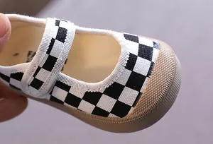 Vue détaillée de chaussures de marche à carreaux pour bébé avec bout en gomme