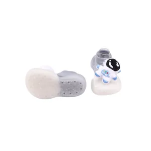 Detailansicht von Baby-Lauflernschuhen mit 3D-Astronaut und rutschfester Gummisohle.