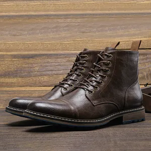 Detalle de botas de trabajo de cuero marrón de alta calidad para hombre con cordones