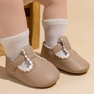 Detailopname van kaki baby prinsessen-loopschoenen met schulprand en lederen textuur