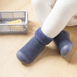 Detailansicht der blauen Baby-Wintersocken-Schuhe mit warmer Strickstruktur und weicher Sohle