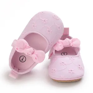 Vista detallada de zapatos de princesa para bebé rosas bordados con la suela blanda