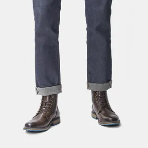 Primer plano detallado de botas Martin de cuero marrón para hombre con detalles de suela azul