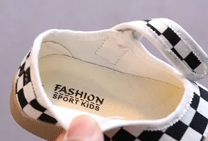 Détail d'une chaussure de marche à damier pour enfant avec semelle souple