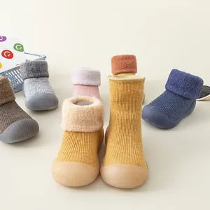 Detailansicht warmer Winter-Babysocken-Schuhe mit weichen rutschfesten Gummisohlen.