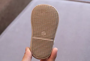 Vue détaillée de la texture ondulée antidérapante de haute qualité sur la chaussure