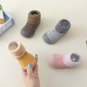 Detailansicht der Winter-Babysocken-Schuhe mit warmer Stricktextur und weichen Gummisohlen