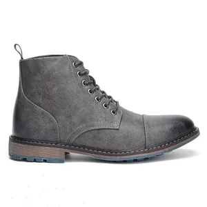 Vista lateral detallada de botas de trabajo para hombre en cuero gris con suela azul