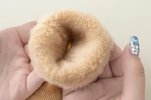 Detaillierte Nahaufnahme des dicken warmen Vliesfutters in Baby-Winter-Strickschuhen