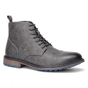 Vista lateral de botas de trabajo grises para hombre con suela azul y cuero