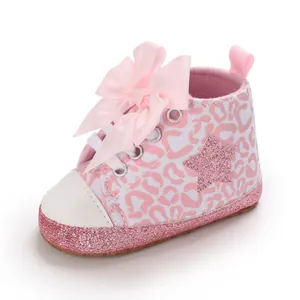 Adorable zapato para bebé niña con estampado de leopardo rosa, lazo grande y estrella