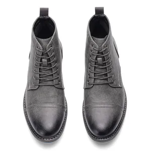 Vista superior de botas Martin para hombre en cuero texturizado gris oscuro con cordones