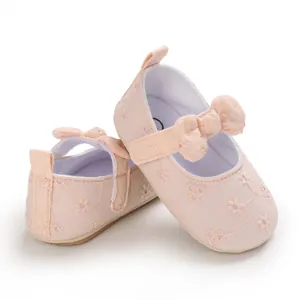 Zapatos de princesa rosas para bebé con bordado floral y detalle de lazo