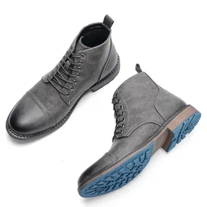 Vista detallada de botas de trabajo grises para hombre con cordones y suela azul