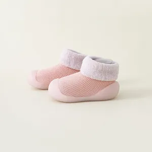 Detailansicht von rosa gestrickten Baby-Wintersocken-Schuhen mit weicher Gummisohle